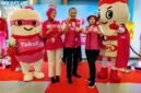Foto: Tampilan baru Yakult Lady yang kini menggunakan rompi bernuansa merah muda, menyesuaikan identitas visual Yakult Stroberi. (Dok-okj/fn)
