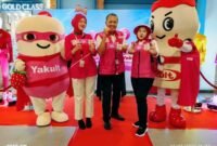 Foto: Tampilan baru Yakult Lady yang kini menggunakan rompi bernuansa merah muda, menyesuaikan identitas visual Yakult Stroberi. (Dok-okj/fn)