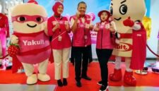 Foto: Tampilan baru Yakult Lady yang kini menggunakan rompi bernuansa merah muda, menyesuaikan identitas visual Yakult Stroberi. (Dok-okj/fn)