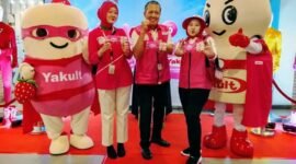 Foto: Tampilan baru Yakult Lady yang kini menggunakan rompi bernuansa merah muda, menyesuaikan identitas visual Yakult Stroberi. (Dok-okj/fn)