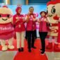 Foto: Tampilan baru Yakult Lady yang kini menggunakan rompi bernuansa merah muda, menyesuaikan identitas visual Yakult Stroberi. (Dok-okj/fn)