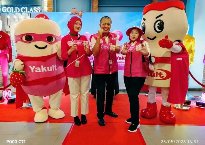 Foto: Tampilan baru Yakult Lady yang kini menggunakan rompi bernuansa merah muda, menyesuaikan identitas visual Yakult Stroberi. (Dok-okj/fn)