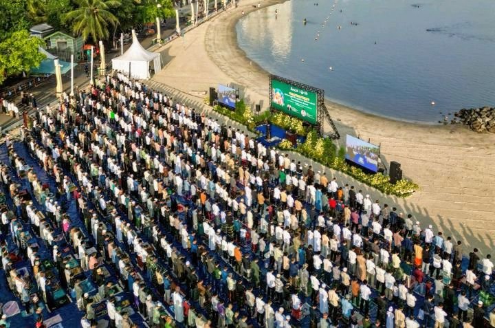 Foto: PT Pembangunan Jaya Ancol Tbk menyelenggarakan pelaksanaan Sholat Idul Adha 1447 H di kawasan Pantai Lagoon Ancol yang berlangsung khidmat dan penuh kebersamaan. (Dok-Istimewa)