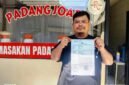 Foto: Arbiyanto Saputra BN Pedagang Nasi Padang di Jl. Kebon Sayur, Bidara Cina, Jatinegara, Jakarta Timur saat menunjukkan bukti surat Laporan Polisi, Selasa (26/5/2026). (Dok-okj/fn)