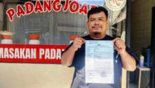 Foto: Arbiyanto Saputra BN Pedagang Nasi Padang di Jl. Kebon Sayur, Bidara Cina, Jatinegara, Jakarta Timur saat menunjukkan bukti surat Laporan Polisi, Selasa (26/5/2026). (Dok-okj/fn)