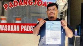 Foto: Arbiyanto Saputra BN Pedagang Nasi Padang di Jl. Kebon Sayur, Bidara Cina, Jatinegara, Jakarta Timur saat menunjukkan bukti surat Laporan Polisi, Selasa (26/5/2026). (Dok-okj/fn)