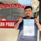 Foto: Arbiyanto Saputra BN Pedagang Nasi Padang di Jl. Kebon Sayur, Bidara Cina, Jatinegara, Jakarta Timur saat menunjukkan bukti surat Laporan Polisi, Selasa (26/5/2026). (Dok-okj/fn)
