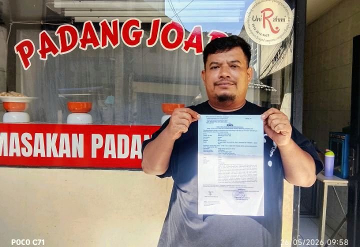 Foto: Arbiyanto Saputra BN Pedagang Nasi Padang di Jl. Kebon Sayur, Bidara Cina, Jatinegara, Jakarta Timur saat menunjukkan bukti surat Laporan Polisi, Selasa (26/5/2026). (Dok-okj/fn)