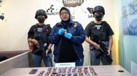 Foto: Direktorat Reserse Narkoba Polda Metro Jaya kembali mengungkap kasus peredaran Narkotika Golongan II jenis Etomidate. Unit 4 Subdit 2 berhasil menggagalkan pendistribusian sebanyak 30 cartridge Etomidate dan mengamankan seorang pria berinisial M.S. (29) di kawasan Cengkareng, Jakarta Barat. (Dok-Istimewa)