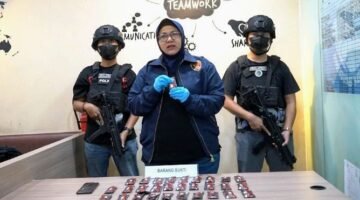 Foto: Direktorat Reserse Narkoba Polda Metro Jaya kembali mengungkap kasus peredaran Narkotika Golongan II jenis Etomidate. Unit 4 Subdit 2 berhasil menggagalkan pendistribusian sebanyak 30 cartridge Etomidate dan mengamankan seorang pria berinisial M.S. (29) di kawasan Cengkareng, Jakarta Barat. (Dok-Istimewa)