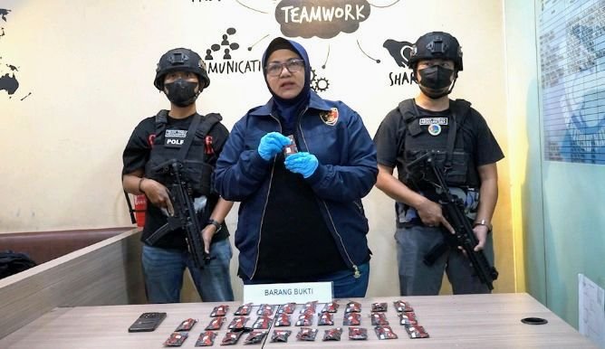 Foto: Direktorat Reserse Narkoba Polda Metro Jaya kembali mengungkap kasus peredaran Narkotika Golongan II jenis Etomidate. Unit 4 Subdit 2 berhasil menggagalkan pendistribusian sebanyak 30 cartridge Etomidate dan mengamankan seorang pria berinisial M.S. (29) di kawasan Cengkareng, Jakarta Barat. (Dok-Istimewa)