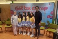 Girl group cilik Glitter akan menggelar “Glitter Camp Live Concert” pada 3 Oktober 2026 di Balai Sarbini, Jakarta. Konser tersebut menjadi bagian dari perayaan perilisan dua single terbaru mereka sekaligus menghadirkan pengalaman konser dengan konsep intimate dan interaktif bagi para penggemar.