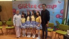 Girl group cilik Glitter akan menggelar “Glitter Camp Live Concert” pada 3 Oktober 2026 di Balai Sarbini, Jakarta. Konser tersebut menjadi bagian dari perayaan perilisan dua single terbaru mereka sekaligus menghadirkan pengalaman konser dengan konsep intimate dan interaktif bagi para penggemar.