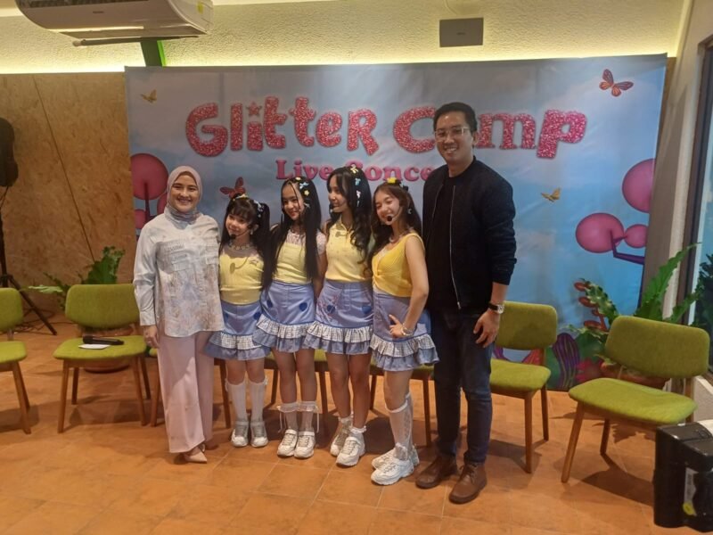 Girl group cilik Glitter akan menggelar “Glitter Camp Live Concert” pada 3 Oktober 2026 di Balai Sarbini, Jakarta. Konser tersebut menjadi bagian dari perayaan perilisan dua single terbaru mereka sekaligus menghadirkan pengalaman konser dengan konsep intimate dan interaktif bagi para penggemar.