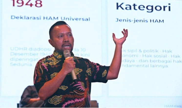 BANDUNG — Kementerian Hak Asasi Manusia (KemenHAM) Republik Indonesia menegaskan pentingnya peran jurnalis yang independen, berbasis fakta, dan memiliki sensitivitas terhadap korban dalam peliputan isu hak asasi manusia (HAM).