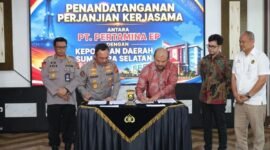 Polda Sumatera Selatan menjalin kerja sama strategis dengan PT Pertamina EP dalam memperkuat tata kelola sumur minyak rakyat di wilayah Sumsel. Kesepakatan tersebut ditandai melalui penandatanganan perjanjian kerja sama di Gedung Presisi Polda Sumsel, Senin (11/5/2026).