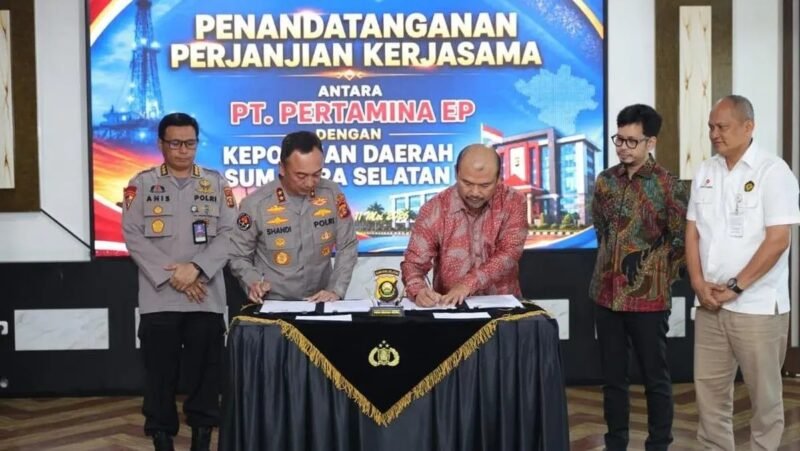 Polda Sumatera Selatan menjalin kerja sama strategis dengan PT Pertamina EP dalam memperkuat tata kelola sumur minyak rakyat di wilayah Sumsel. Kesepakatan tersebut ditandai melalui penandatanganan perjanjian kerja sama di Gedung Presisi Polda Sumsel, Senin (11/5/2026).