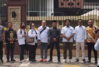 Ratusan massa yang tergabung dalam Aliansi Masyarakat Pecinta Polri (AMPP) menggelar aksi demonstrasi di depan Markas Besar Kepolisian Negara Republik Indonesia (Mabes Polri), Kamis (7/5/2026). Aksi ini merupakan bentuk dukungan publik yang menuntut tindakan tegas berupa hukuman pidana terhadap Kompol Dedy Kurniawan (DK), yang dinilai telah mencoreng nama baik dan martabat institusi kepolisian.