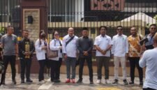 Ratusan massa yang tergabung dalam Aliansi Masyarakat Pecinta Polri (AMPP) menggelar aksi demonstrasi di depan Markas Besar Kepolisian Negara Republik Indonesia (Mabes Polri), Kamis (7/5/2026). Aksi ini merupakan bentuk dukungan publik yang menuntut tindakan tegas berupa hukuman pidana terhadap Kompol Dedy Kurniawan (DK), yang dinilai telah mencoreng nama baik dan martabat institusi kepolisian.