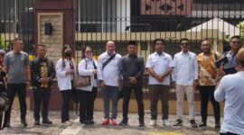 Ratusan massa yang tergabung dalam Aliansi Masyarakat Pecinta Polri (AMPP) menggelar aksi demonstrasi di depan Markas Besar Kepolisian Negara Republik Indonesia (Mabes Polri), Kamis (7/5/2026). Aksi ini merupakan bentuk dukungan publik yang menuntut tindakan tegas berupa hukuman pidana terhadap Kompol Dedy Kurniawan (DK), yang dinilai telah mencoreng nama baik dan martabat institusi kepolisian.