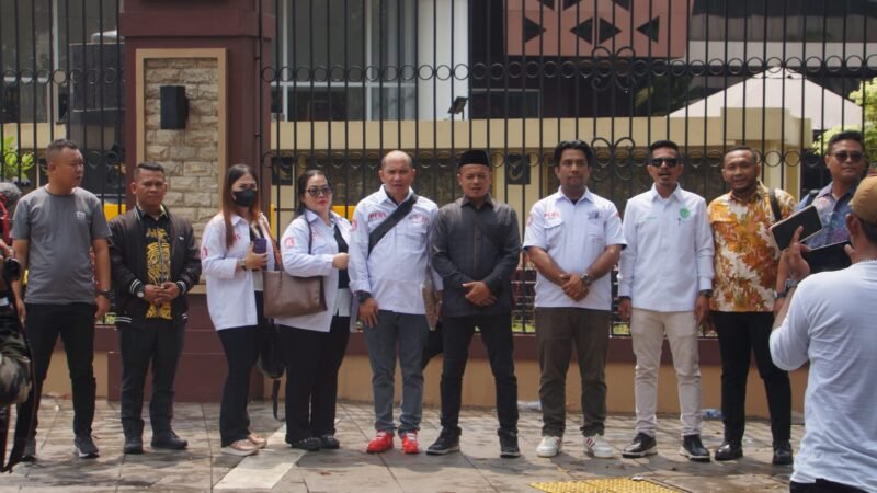 Ratusan massa yang tergabung dalam Aliansi Masyarakat Pecinta Polri (AMPP) menggelar aksi demonstrasi di depan Markas Besar Kepolisian Negara Republik Indonesia (Mabes Polri), Kamis (7/5/2026). Aksi ini merupakan bentuk dukungan publik yang menuntut tindakan tegas berupa hukuman pidana terhadap Kompol Dedy Kurniawan (DK), yang dinilai telah mencoreng nama baik dan martabat institusi kepolisian.