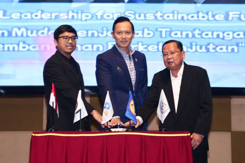 Menteri Koordinator Bidang Infrastruktur dan Pembangunan Kewilayahan Agus Harimurti Yudhoyono (AHY) menegaskan pembangunan sumber daya manusia (SDM) menjadi fondasi utama kemajuan Indonesia di tengah tantangan global yang semakin kompleks.