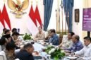 Pemerintah terus mematangkan langkah-langkah strategis untuk menjaga stabilitas ekonomi dan keuangan nasional di tengah ketidakpastian geopolitik global, fluktuasi harga komoditas, serta tekanan ekonomi dunia. Penguatan fundamental ekonomi, pengelolaan devisa hasil ekspor, dan tata kelola sektor keuangan menjadi fokus utama guna menjaga ketahanan perekonomian negeri.