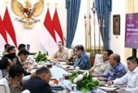 Pemerintah terus mematangkan langkah-langkah strategis untuk menjaga stabilitas ekonomi dan keuangan nasional di tengah ketidakpastian geopolitik global, fluktuasi harga komoditas, serta tekanan ekonomi dunia. Penguatan fundamental ekonomi, pengelolaan devisa hasil ekspor, dan tata kelola sektor keuangan menjadi fokus utama guna menjaga ketahanan perekonomian negeri.