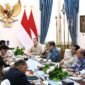 Pemerintah terus mematangkan langkah-langkah strategis untuk menjaga stabilitas ekonomi dan keuangan nasional di tengah ketidakpastian geopolitik global, fluktuasi harga komoditas, serta tekanan ekonomi dunia. Penguatan fundamental ekonomi, pengelolaan devisa hasil ekspor, dan tata kelola sektor keuangan menjadi fokus utama guna menjaga ketahanan perekonomian negeri.