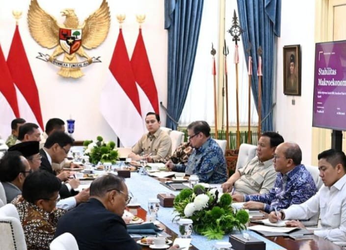 Pemerintah terus mematangkan langkah-langkah strategis untuk menjaga stabilitas ekonomi dan keuangan nasional di tengah ketidakpastian geopolitik global, fluktuasi harga komoditas, serta tekanan ekonomi dunia. Penguatan fundamental ekonomi, pengelolaan devisa hasil ekspor, dan tata kelola sektor keuangan menjadi fokus utama guna menjaga ketahanan perekonomian negeri.
