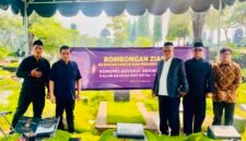 Foto: Ziarah Pendiri KAI — Sejumlah pengurus Kongres Advokat Indonesia (KAI) berfoto bersama usai melaksanakan ziarah ke makam para pendiri dan Presiden KAI di TPU Tanah Kusir, Jakarta