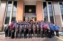 Foto: Peringatan Hari Lahir Pancasila 2026 — Ketua Pengadilan Agama Jakarta Pusat Muhammad Aliyuddin bersama para hakim, pejabat struktural, pejabat fungsional, pegawai, PPNPN, serta aparatur peradilan berfoto bersama usai pelaksanaan upacara Hari Lahir Pancasila 2026 di halaman kantor Pengadilan Agama Jakarta Pusat, Senin (1/6/2026).