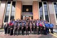 Foto: Peringatan Hari Lahir Pancasila 2026 — Ketua Pengadilan Agama Jakarta Pusat Muhammad Aliyuddin bersama para hakim, pejabat struktural, pejabat fungsional, pegawai, PPNPN, serta aparatur peradilan berfoto bersama usai pelaksanaan upacara Hari Lahir Pancasila 2026 di halaman kantor Pengadilan Agama Jakarta Pusat, Senin (1/6/2026).