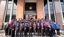 Foto: Peringatan Hari Lahir Pancasila 2026 — Ketua Pengadilan Agama Jakarta Pusat Muhammad Aliyuddin bersama para hakim, pejabat struktural, pejabat fungsional, pegawai, PPNPN, serta aparatur peradilan berfoto bersama usai pelaksanaan upacara Hari Lahir Pancasila 2026 di halaman kantor Pengadilan Agama Jakarta Pusat, Senin (1/6/2026).