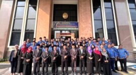 Foto: Peringatan Hari Lahir Pancasila 2026 — Ketua Pengadilan Agama Jakarta Pusat Muhammad Aliyuddin bersama para hakim, pejabat struktural, pejabat fungsional, pegawai, PPNPN, serta aparatur peradilan berfoto bersama usai pelaksanaan upacara Hari Lahir Pancasila 2026 di halaman kantor Pengadilan Agama Jakarta Pusat, Senin (1/6/2026).