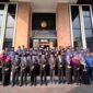 Foto: Peringatan Hari Lahir Pancasila 2026 — Ketua Pengadilan Agama Jakarta Pusat Muhammad Aliyuddin bersama para hakim, pejabat struktural, pejabat fungsional, pegawai, PPNPN, serta aparatur peradilan berfoto bersama usai pelaksanaan upacara Hari Lahir Pancasila 2026 di halaman kantor Pengadilan Agama Jakarta Pusat, Senin (1/6/2026).