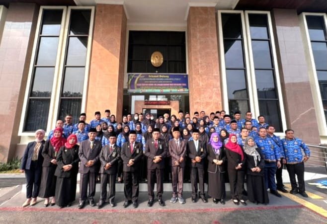 Foto: Peringatan Hari Lahir Pancasila 2026 — Ketua Pengadilan Agama Jakarta Pusat Muhammad Aliyuddin bersama para hakim, pejabat struktural, pejabat fungsional, pegawai, PPNPN, serta aparatur peradilan berfoto bersama usai pelaksanaan upacara Hari Lahir Pancasila 2026 di halaman kantor Pengadilan Agama Jakarta Pusat, Senin (1/6/2026).