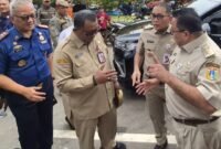 Foto: Wali Kota Administrasi Jakarta Pusat Arifin mendampingi Wakil Gubernur DKI Jakarta Rano Karno saat meninjau posko pengungsian korban kebakaran di kawasan Jiung, Kelurahan Kebon Kosong, Kecamatan Kemayoran, Selasa (2/6/26)
