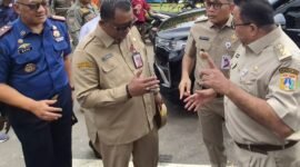 Foto: Wali Kota Administrasi Jakarta Pusat Arifin mendampingi Wakil Gubernur DKI Jakarta Rano Karno saat meninjau posko pengungsian korban kebakaran di kawasan Jiung, Kelurahan Kebon Kosong, Kecamatan Kemayoran, Selasa (2/6/26)