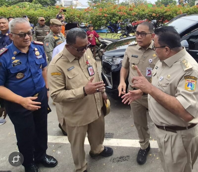 Foto: Wali Kota Administrasi Jakarta Pusat Arifin mendampingi Wakil Gubernur DKI Jakarta Rano Karno saat meninjau posko pengungsian korban kebakaran di kawasan Jiung, Kelurahan Kebon Kosong, Kecamatan Kemayoran, Selasa (2/6/26)