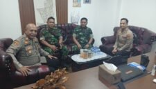 Foto: Kapolsek Tambora AKP Wahyu Hidayat, S.T.K., S.I.K. menerima kunjungan silaturahmi Danramil 02/Tambora yang baru, Mayor Inf Tubagus Abdul Halim, di ruang kerja Kapolsek Tambora, Jakarta Barat, Rabu (3/6/2026)