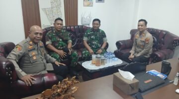 Foto: Kapolsek Tambora AKP Wahyu Hidayat, S.T.K., S.I.K. menerima kunjungan silaturahmi Danramil 02/Tambora yang baru, Mayor Inf Tubagus Abdul Halim, di ruang kerja Kapolsek Tambora, Jakarta Barat, Rabu (3/6/2026)