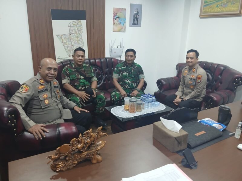 Foto: Kapolsek Tambora AKP Wahyu Hidayat, S.T.K., S.I.K. menerima kunjungan silaturahmi Danramil 02/Tambora yang baru, Mayor Inf Tubagus Abdul Halim, di ruang kerja Kapolsek Tambora, Jakarta Barat, Rabu (3/6/2026)