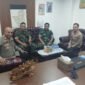 Foto: Kapolsek Tambora AKP Wahyu Hidayat, S.T.K., S.I.K. menerima kunjungan silaturahmi Danramil 02/Tambora yang baru, Mayor Inf Tubagus Abdul Halim, di ruang kerja Kapolsek Tambora, Jakarta Barat, Rabu (3/6/2026)