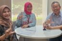 Foto: Direktur Utama PT Askara Himeka Yandra, Dar Edi Yoga (kanan), bersama perwakilan Bank Mandiri Cabang Menara Danareksa dan staf layanan nasabah berfoto usai proses penyelesaian kendala kartu ATM perusahaan yang sebelumnya tertelan mesin ATM.
