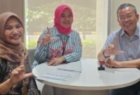 Foto: Direktur Utama PT Askara Himeka Yandra, Dar Edi Yoga (kanan), bersama perwakilan Bank Mandiri Cabang Menara Danareksa dan staf layanan nasabah berfoto usai proses penyelesaian kendala kartu ATM perusahaan yang sebelumnya tertelan mesin ATM.