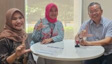 Foto: Direktur Utama PT Askara Himeka Yandra, Dar Edi Yoga (kanan), bersama perwakilan Bank Mandiri Cabang Menara Danareksa dan staf layanan nasabah berfoto usai proses penyelesaian kendala kartu ATM perusahaan yang sebelumnya tertelan mesin ATM.