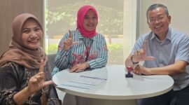 Foto: Direktur Utama PT Askara Himeka Yandra, Dar Edi Yoga (kanan), bersama perwakilan Bank Mandiri Cabang Menara Danareksa dan staf layanan nasabah berfoto usai proses penyelesaian kendala kartu ATM perusahaan yang sebelumnya tertelan mesin ATM.