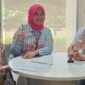 Foto: Direktur Utama PT Askara Himeka Yandra, Dar Edi Yoga (kanan), bersama perwakilan Bank Mandiri Cabang Menara Danareksa dan staf layanan nasabah berfoto usai proses penyelesaian kendala kartu ATM perusahaan yang sebelumnya tertelan mesin ATM.