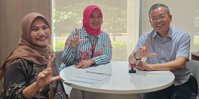 Foto: Direktur Utama PT Askara Himeka Yandra, Dar Edi Yoga (kanan), bersama perwakilan Bank Mandiri Cabang Menara Danareksa dan staf layanan nasabah berfoto usai proses penyelesaian kendala kartu ATM perusahaan yang sebelumnya tertelan mesin ATM.